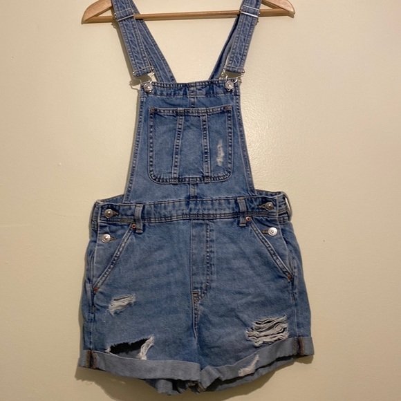 H&M blue denim overalls shorts. Size 4 - Picture 9 of 15